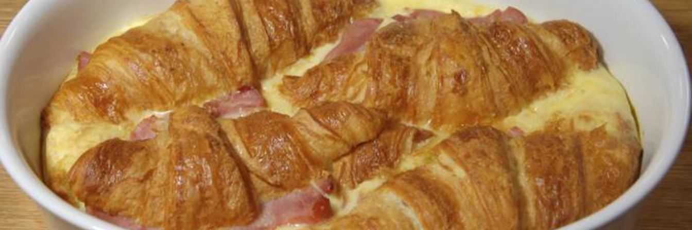 Круассаны, запеченные с яйцами, сыром и ветчиной