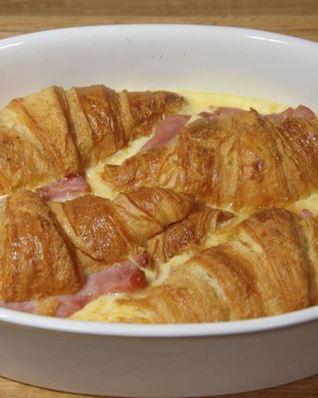 Круассаны, запеченные с яйцами, сыром и ветчиной