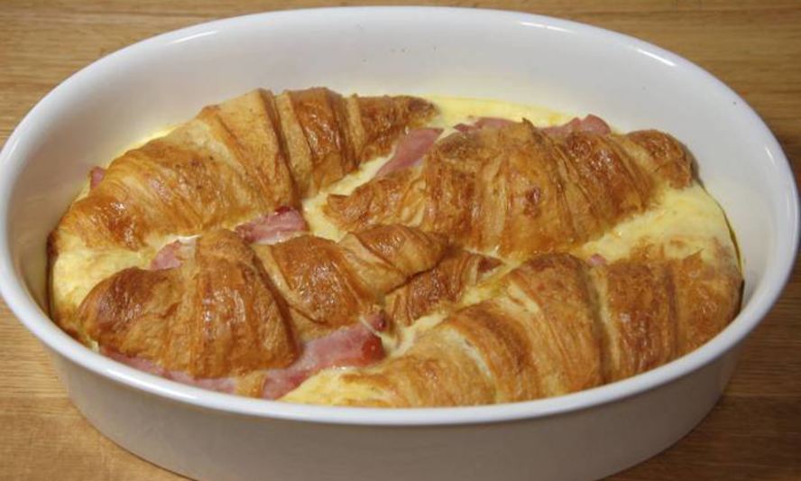 Рецепт круассанов, запеченных с яйцами, сыром и ветчиной