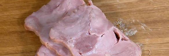 круассаны, запеченные с яйцами, сыром и ветчиной