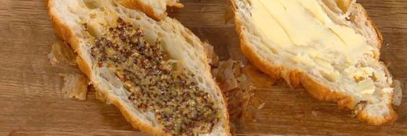 круассаны, запеченные с яйцами, сыром и ветчиной