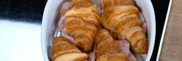круассаны, запеченные с яйцами, сыром и ветчиной