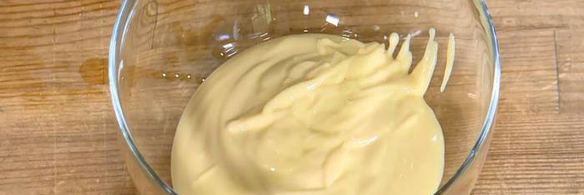 круассаны, запеченные с яйцами, сыром и ветчиной