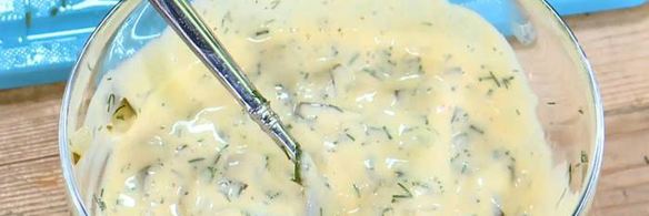 круассаны, запеченные с яйцами, сыром и ветчиной