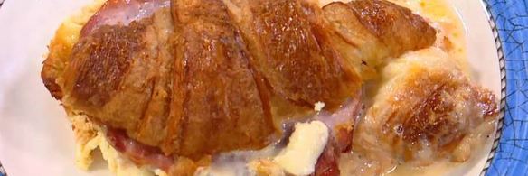 круассаны, запеченные с яйцами, сыром и ветчиной