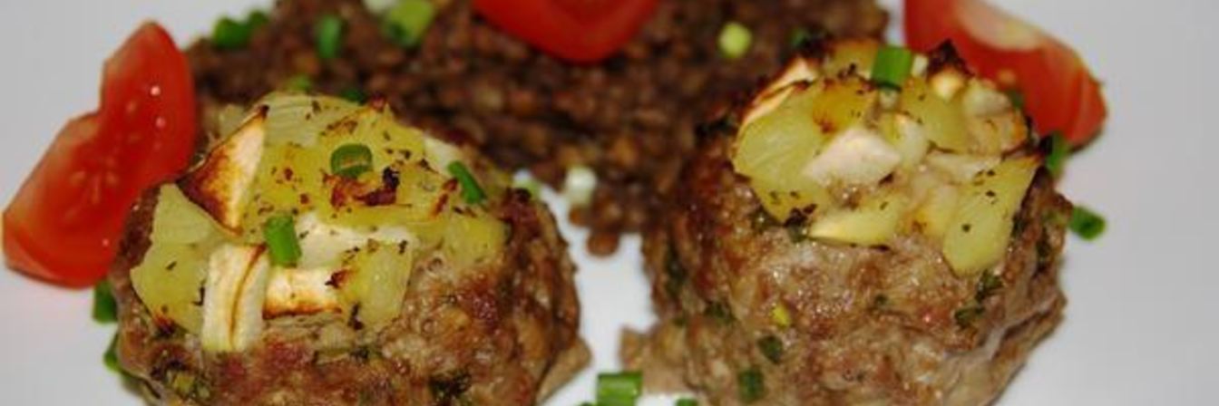 Мясные ватрушки с фруктовой начинкой