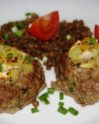 Мясные ватрушки с фруктовой начинкой