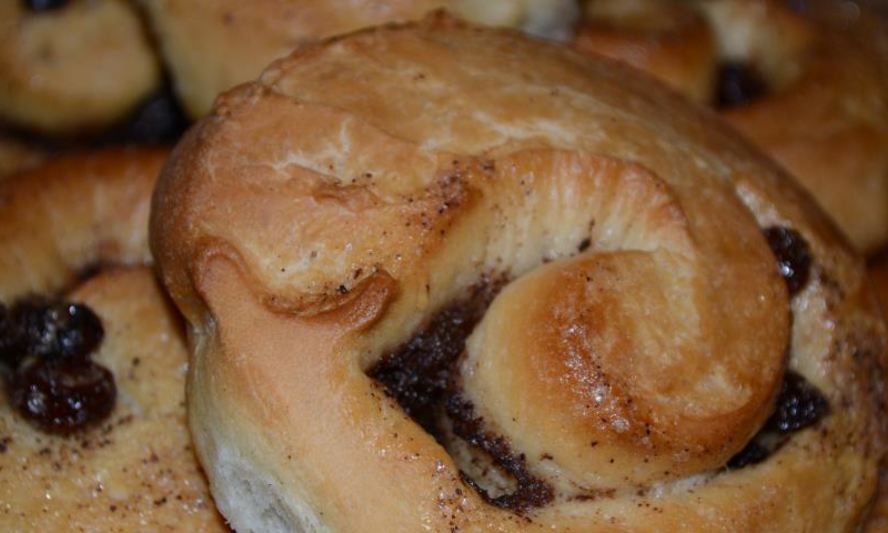 Рецепт плюшек с корицей и изюмом