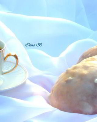 Сдобные булочки с изюмом в глазури