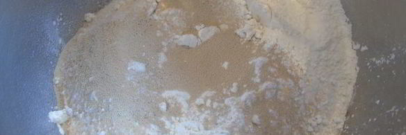 сдобные булочки с изюмом в глазури