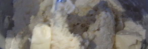 сдобные булочки с изюмом в глазури