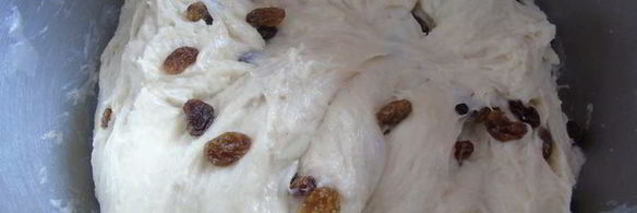 сдобные булочки с изюмом в глазури