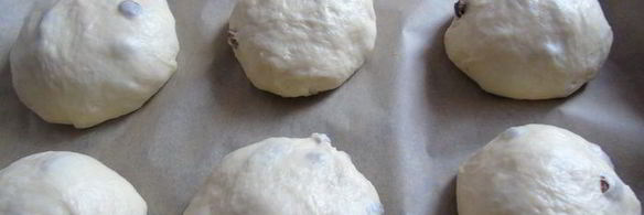 сдобные булочки с изюмом в глазури