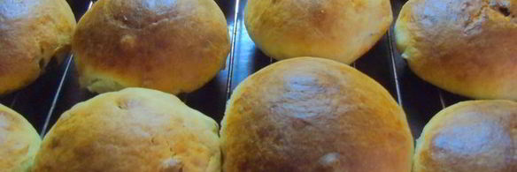 сдобные булочки с изюмом в глазури