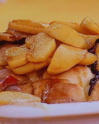 Сдобные заливные булочки с глазированным яблоком