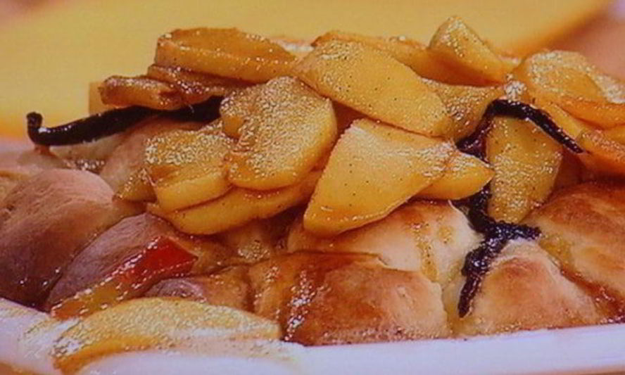 Рецепт сдобных заливных булочек с глазированным яблоком