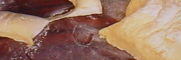 сдобные заливные булочки с глазированным яблоком