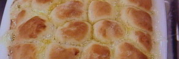 сдобные заливные булочки с глазированным яблоком