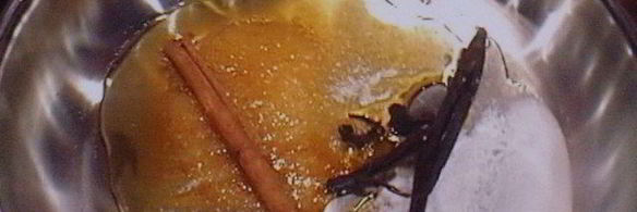 сдобные заливные булочки с глазированным яблоком