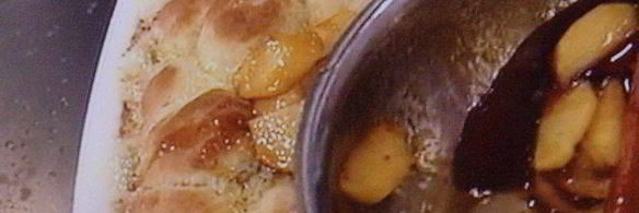 сдобные заливные булочки с глазированным яблоком