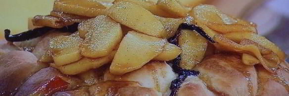 сдобные заливные булочки с глазированным яблоком