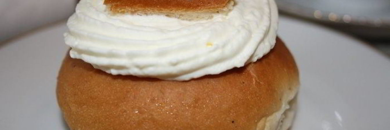 Шведские булочки с кардамоном и сливками Семлур