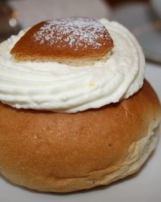 Шведские булочки с кардамоном и сливками Семлур