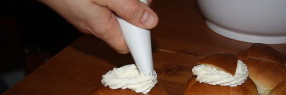 шведские булочки с кардамоном и сливками семлур