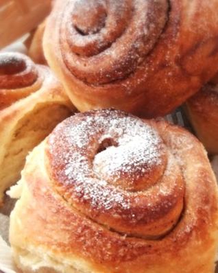 Сладкие булочки с корицей и сахаром