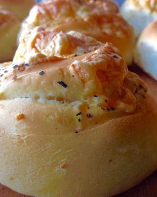 Сырные булочки с базиликом на картофельно-дрожжевом тесте