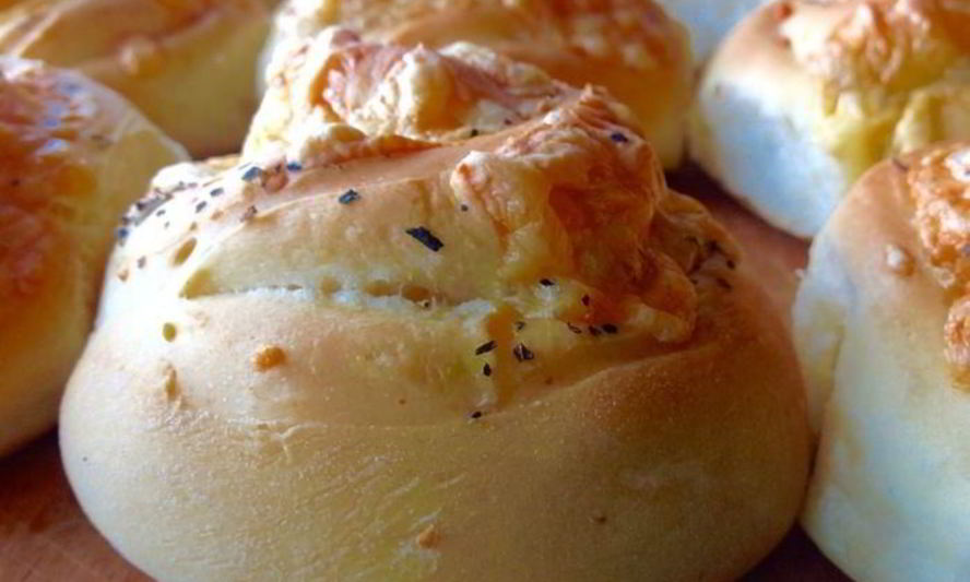 Рецепт сырных булочек с базиликом на картофельно-дрожжевом тесте