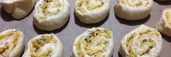 сырные булочки с базиликом на картофельно-дрожжевом тесте