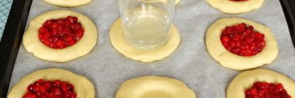 ватрушки с брусникой