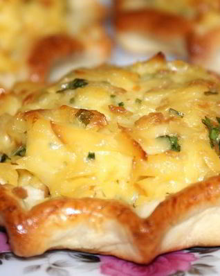 Ватрушки с копченым сыром и чесноком