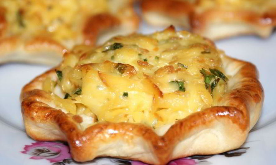 Рецепт ватрушек с копченым сыром и чесноком