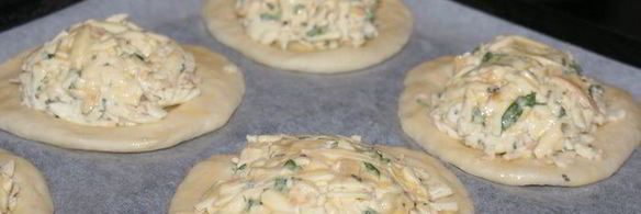 ватрушки с копченым сыром и чесноком