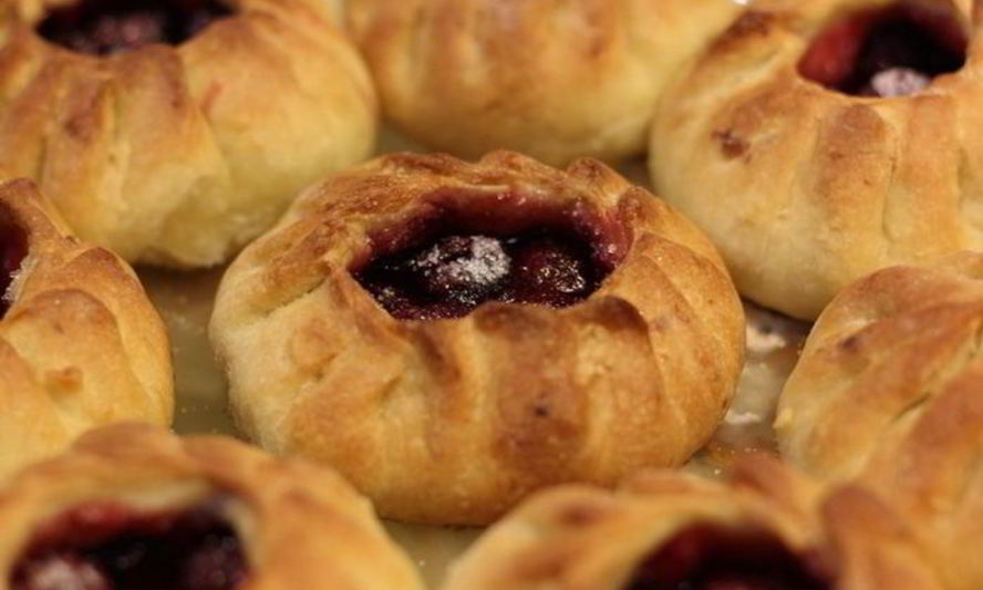 Рецепт ватрушек с вишней