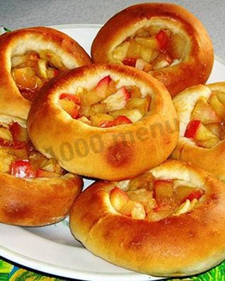 Ватрушки с яблоками из дрожжевого теста