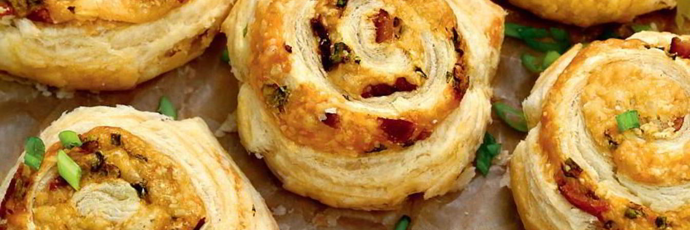 Закусочные булочки с сыром и беконом