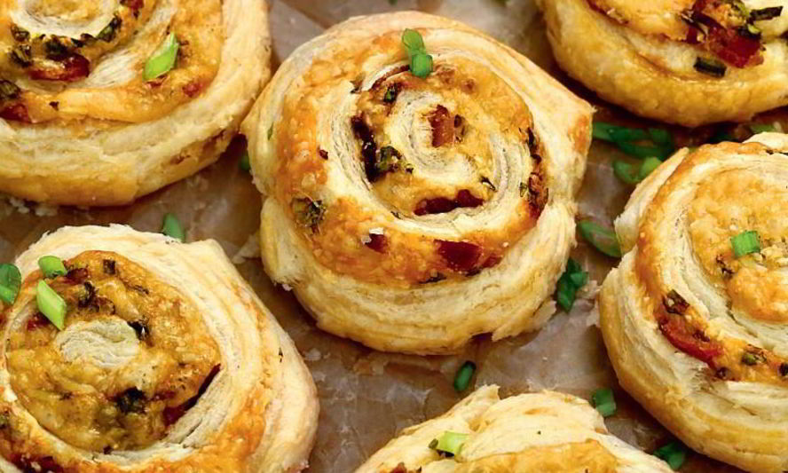 Рецепт закусочных булочек с сыром и беконом