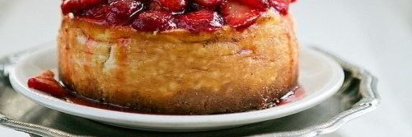 Чизкейк Нью-Йорк с клубничным соусом