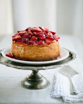 Чизкейк Нью-Йорк с клубничным соусом