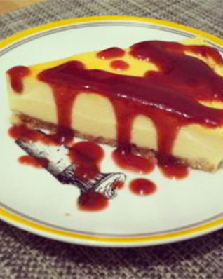 Чизкейк с клубничным соусом