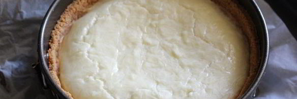 чизкейк с сыром джюгас и помидорным салатом