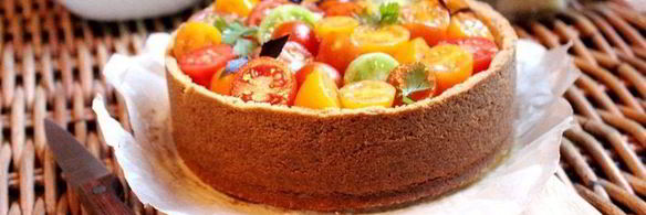 чизкейк с сыром джюгас и помидорным салатом