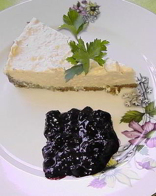 Мясной чизкейк с соусом из черной смородины