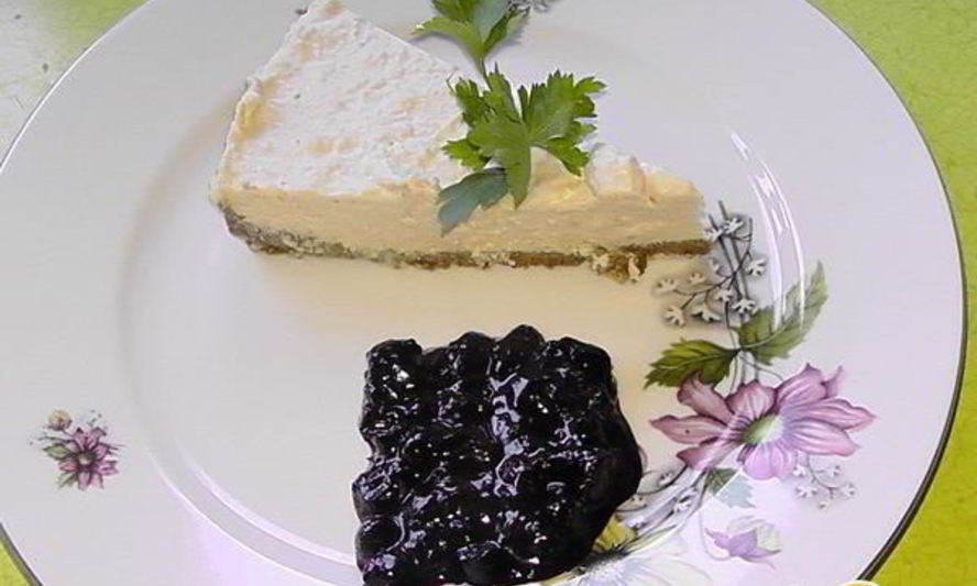 Рецепт мясного чизкейка с соусом из черной смородины
