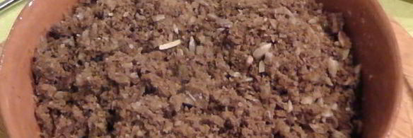 мясной чизкейк с соусом из черной смородины