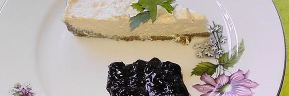 мясной чизкейк с соусом из черной смородины