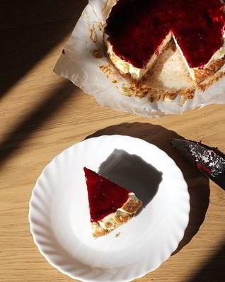 Низкоуглеводный чизкейк с брусничным соусом